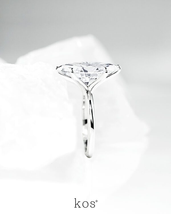 แหวนเพชร Elara Marquise Solitaire ตัวเรือนทองคำขาว 18K ประดับเพชรทรง Marquise