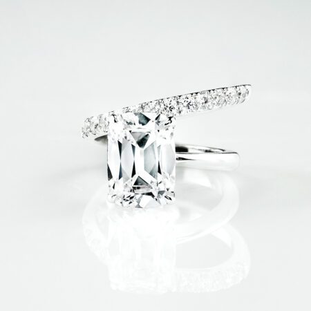 แหวนเพชรผู้หญิง Taylor Wrap Around Ring ดีไซน์โมเดิร์นพร้อมเพชร Old mine cushion cut