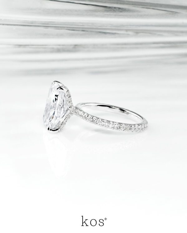 แหวนเพชร Alita Long Cushion Ring ตัวเรือนทองคำขาว 18K ประดับเพชรทรง Cushion เม็ดใหญ่