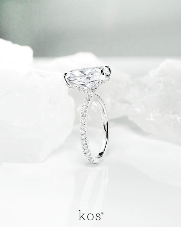 แหวนเพชร Alita Long Cushion Ring ตัวเรือนทองคำขาว 18K ประดับเพชรทรง Cushion เม็ดใหญ่