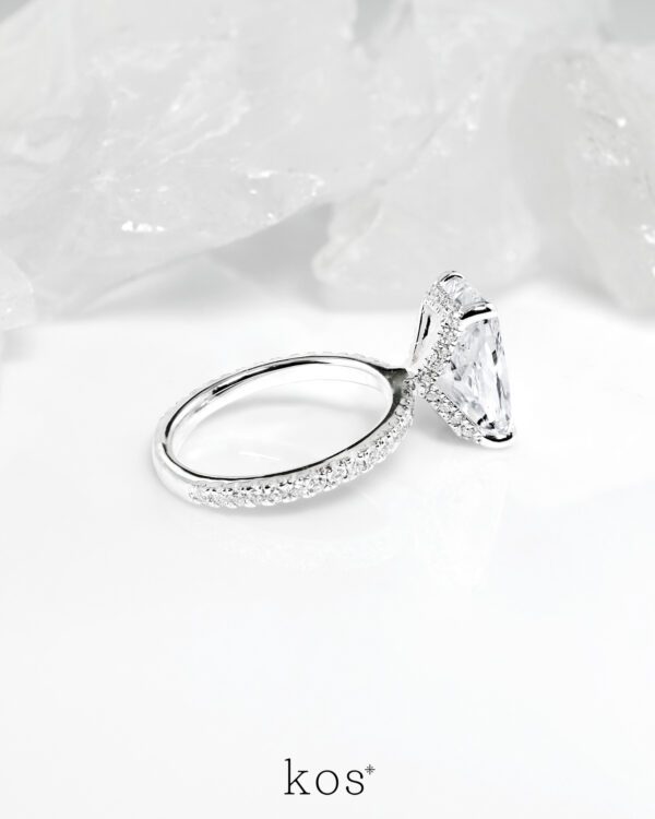 แหวนเพชร Alita Long Cushion Ring ตัวเรือนทองคำขาว 18K ประดับเพชรทรง Cushion เม็ดใหญ่