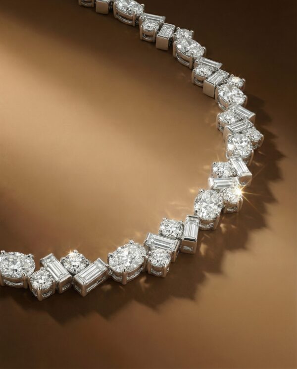 สร้อยคอเพชรดีไซน์โมเดิร์น ผสมเพชรกลม เพชรไข่และเพชรทรงสี่เหลี่ยมผืนผ้า