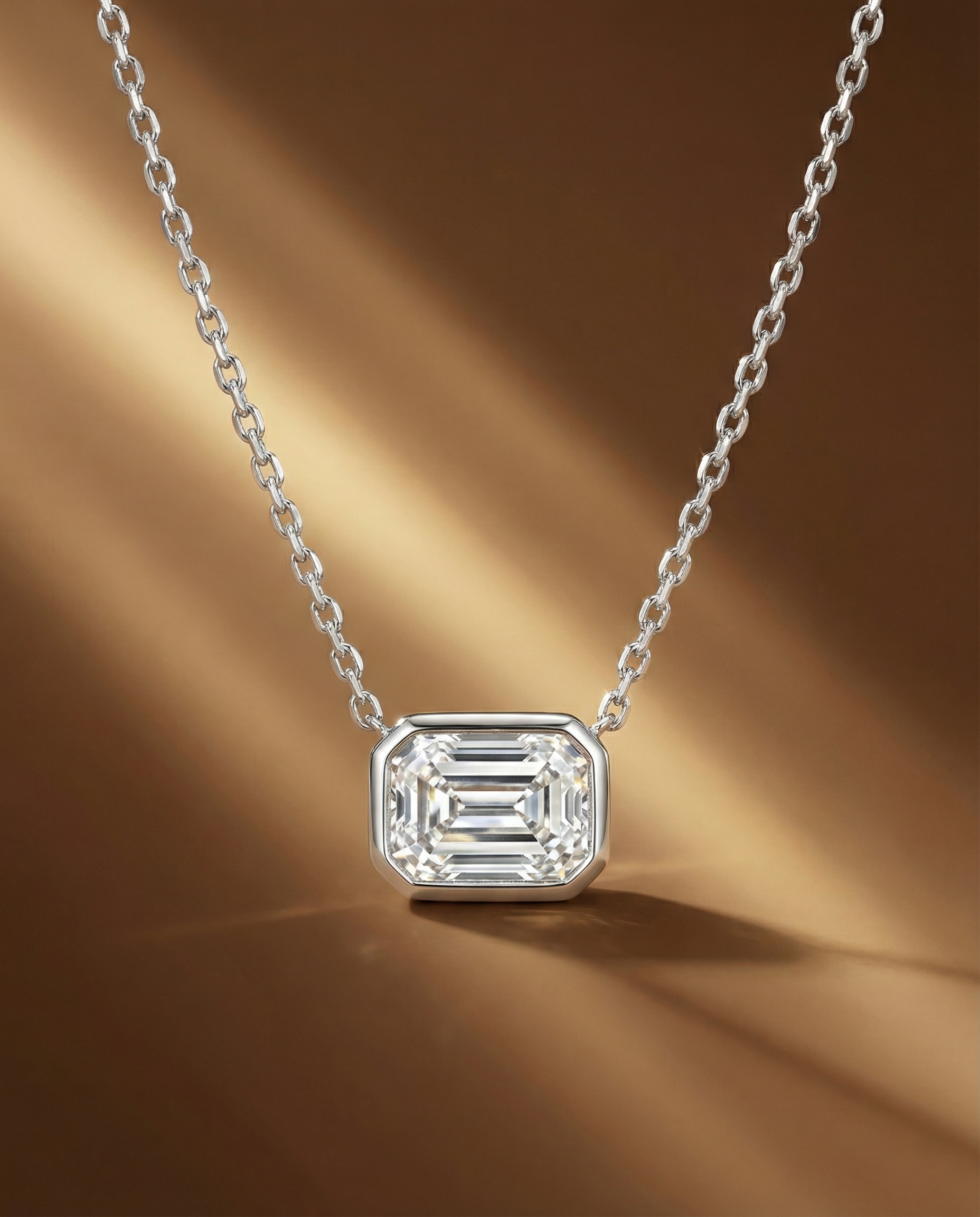 สร้อยคอเพชร Emerald ตัวเรือน Bezel