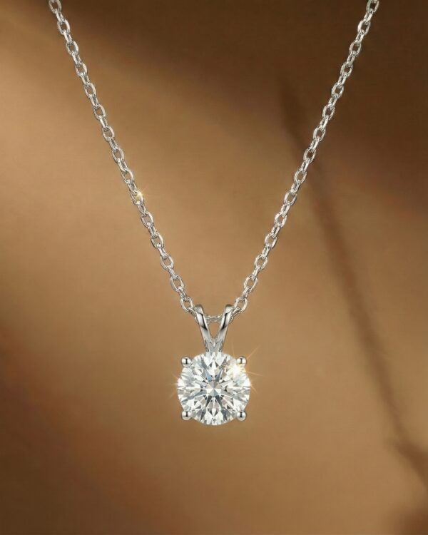 สร้อยคอจี้เพชรกลมตัวเรือนทองคำขาว