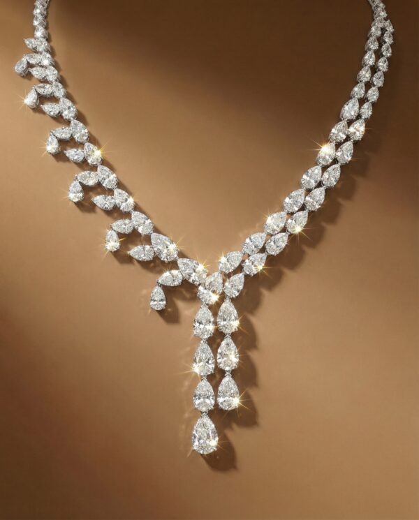 สร้อยคอเพชรหยดน้ำเส้นนี้มอบความหรูหราเหนือระดับด้วยเพชรน้ำงามเจียระไนทรงหยดน้ำที่เรียงร้อยอย่างมีมิติ คล้ายรูป cascading waterfallโอบรับแนวคออย่างสง่างาม