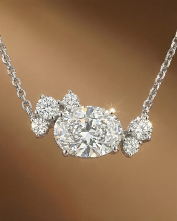 สร้อยคอจี้เพชร Oval พร้อมเพชรเล็กๆตกแต่งรอบๆ