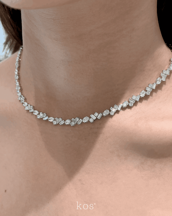 สร้อยคอเพชรดีไซน์โมเดิร์น ผสมเพชรกลม เพชรไข่และเพชรทรงสี่เหลี่ยมผืนผ้า