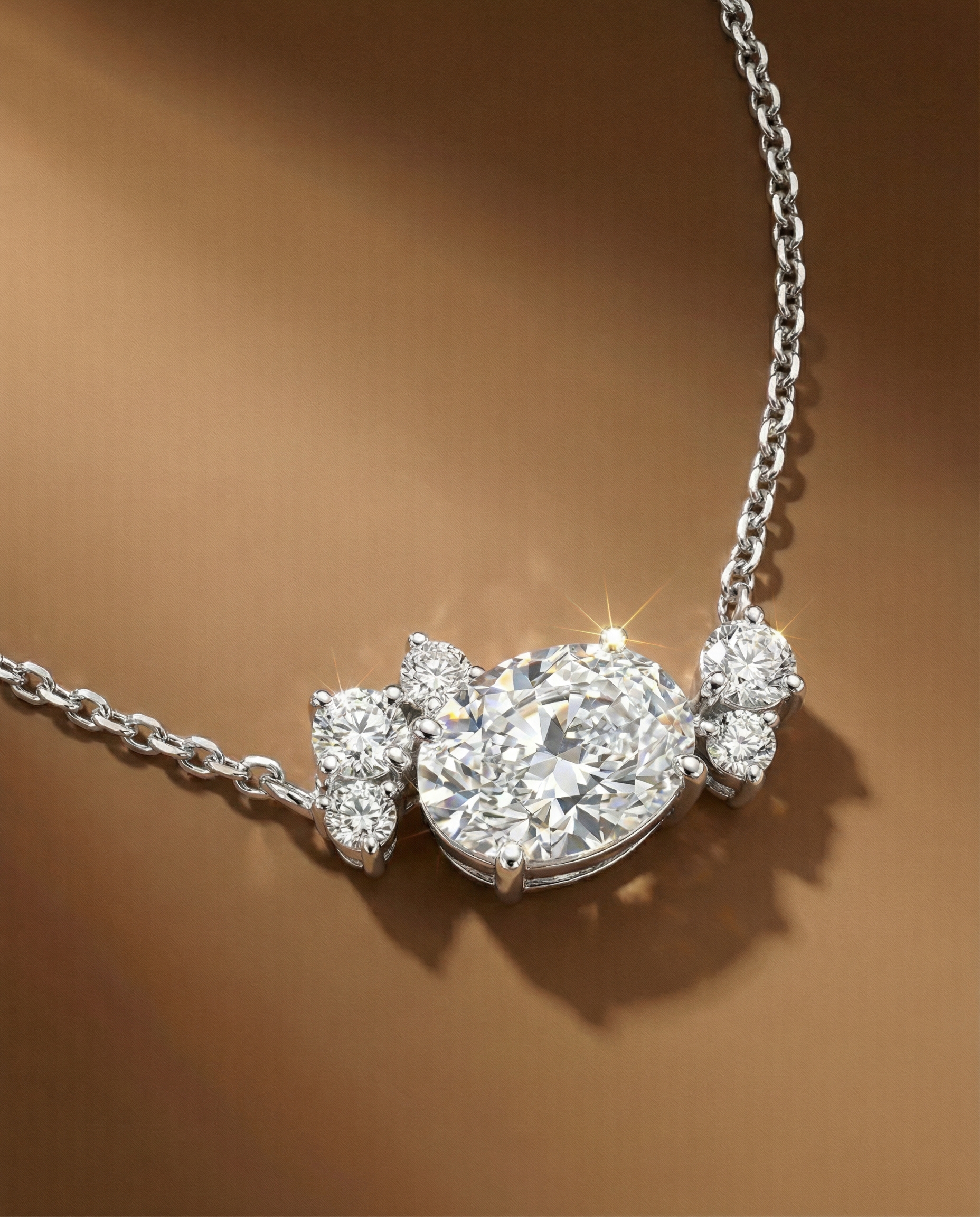 สร้อยคอจี้เพชร Oval พร้อมเพชรเล็กๆตกแต่งรอบๆ