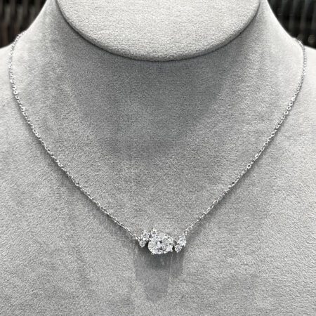 สร้อยคอจี้เพชรรูปไข่ มีเพชรรอบดีไซน์สวยหรู