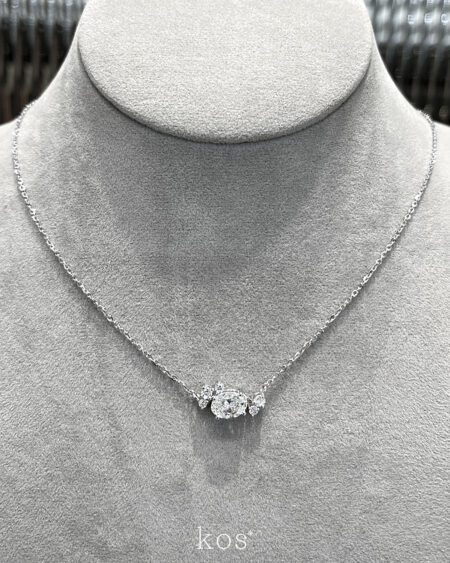 สร้อยคอจี้เพชรรูปไข่ มีเพชรรอบดีไซน์สวยหรู