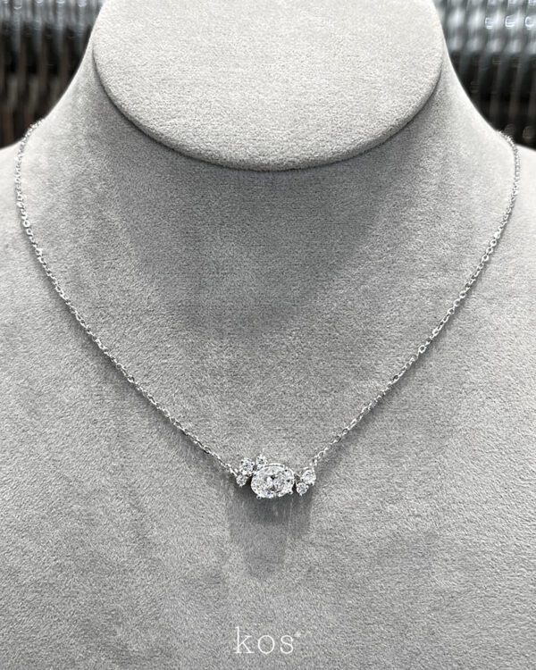 สร้อยคอจี้เพชรรูปไข่ มีเพชรรอบดีไซน์สวยหรู