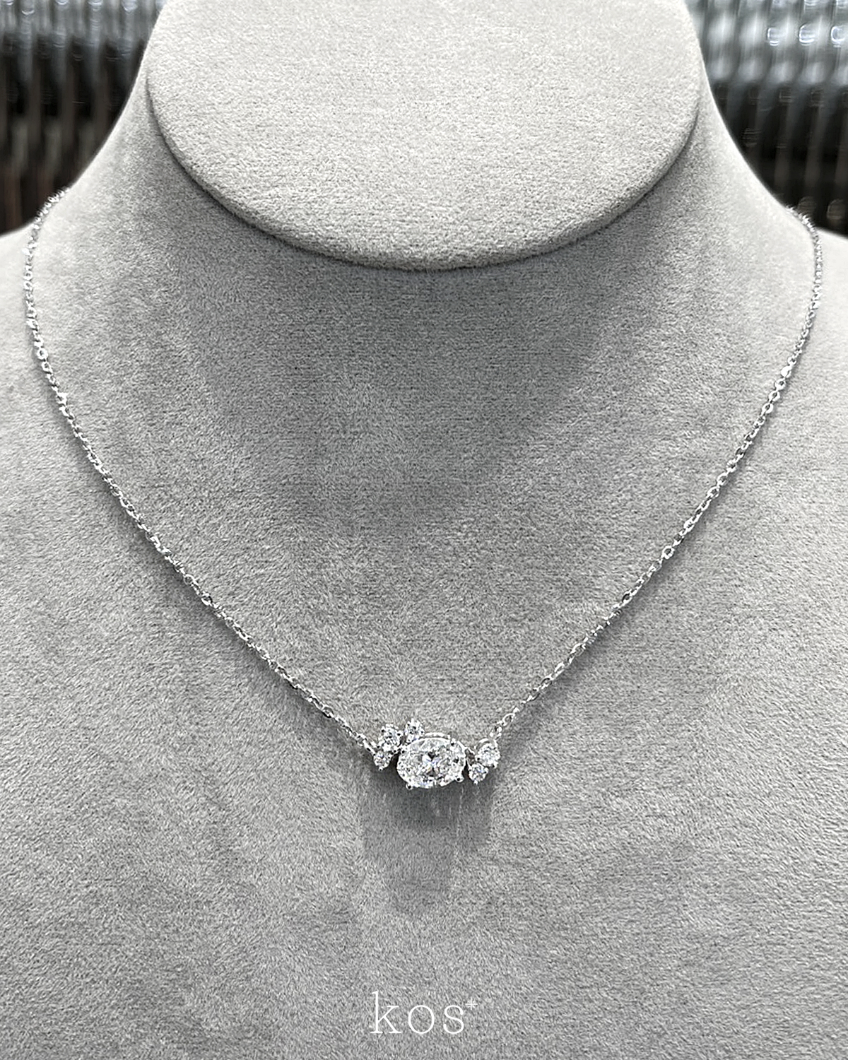 สร้อยคอจี้เพชรรูปไข่ มีเพชรรอบดีไซน์สวยหรู