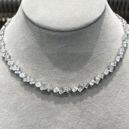 สร้อยคอเพชรดีไซน์โมเดิร์น ผสมเพชรกลม เพชรไข่และเพชรทรงสี่เหลี่ยมผืนผ้า