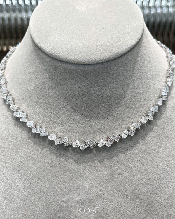 สร้อยคอเพชรดีไซน์โมเดิร์น ผสมเพชรกลม เพชรไข่และเพชรทรงสี่เหลี่ยมผืนผ้า