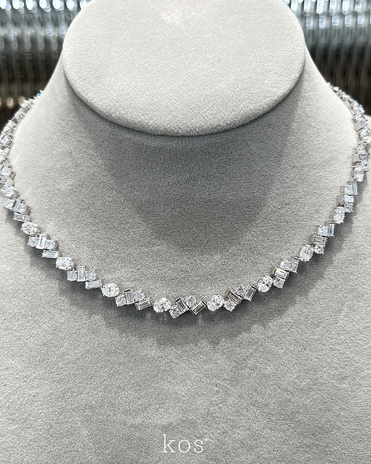 สร้อยคอเพชรดีไซน์โมเดิร์น ผสมเพชรกลม เพชรไข่และเพชรทรงสี่เหลี่ยมผืนผ้า