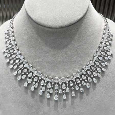 สร้อยคอเพชร Mixed Cut ดีไซน์มงกุฎ ประกอบด้วยเพชร Emerald เพชรกลม และเพชรหยดน้ำ เรียงซ้อนกันเป็นชั้น