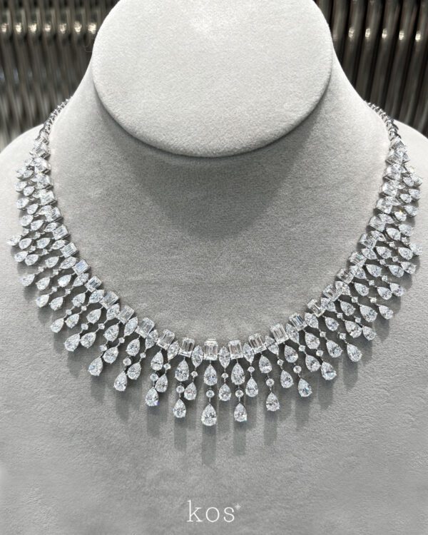 สร้อยคอเพชร Mixed Cut ดีไซน์มงกุฎ ประกอบด้วยเพชร Emerald เพชรกลม และเพชรหยดน้ำ เรียงซ้อนกันเป็นชั้น