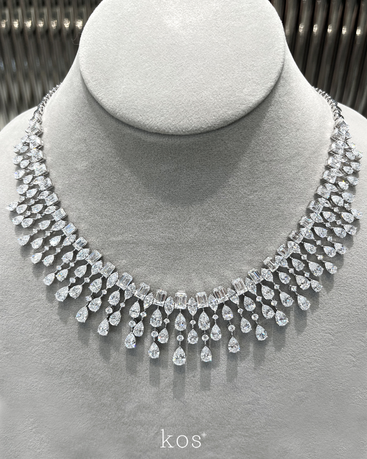 สร้อยคอเพชร Mixed Cut ดีไซน์มงกุฎ ประกอบด้วยเพชร Emerald เพชรกลม และเพชรหยดน้ำ เรียงซ้อนกันเป็นชั้น