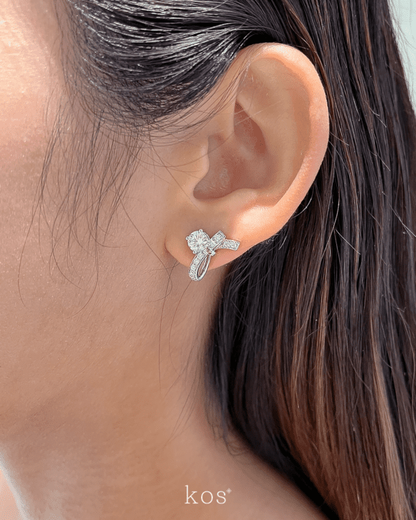 ต่างหูเพชรแท้ kos ดีไซน์รูปโบว์ริบบิ้น โอบล้อมเพชรกลมเม็ดเดี่ยว สไตล์ทันสมัย