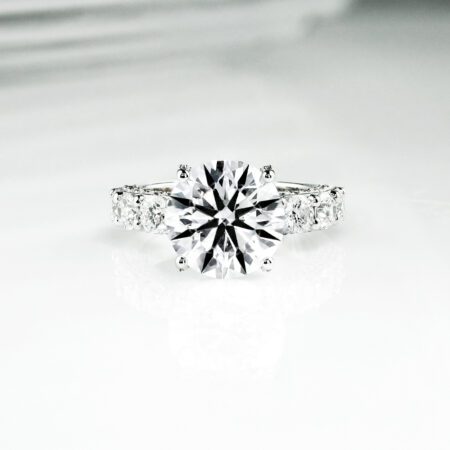 แหวนหมั้นเพชร Starlight Pave & Side-Stone จาก Kos Jewelry, ภาพแหวนหมั้นหรูหราทรงบ่าไขว้ประดับเพชรเม็ดเดี่ยวและเพชร Pave