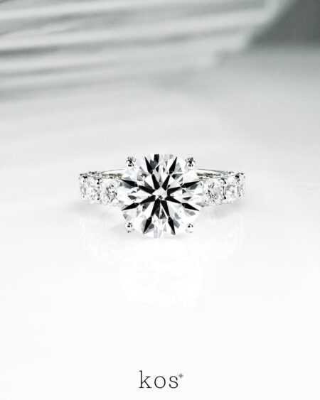 แหวนหมั้นเพชร Starlight Pave & Side-Stone จาก Kos Jewelry, ภาพแหวนหมั้นหรูหราทรงบ่าไขว้ประดับเพชรเม็ดเดี่ยวและเพชร Pave