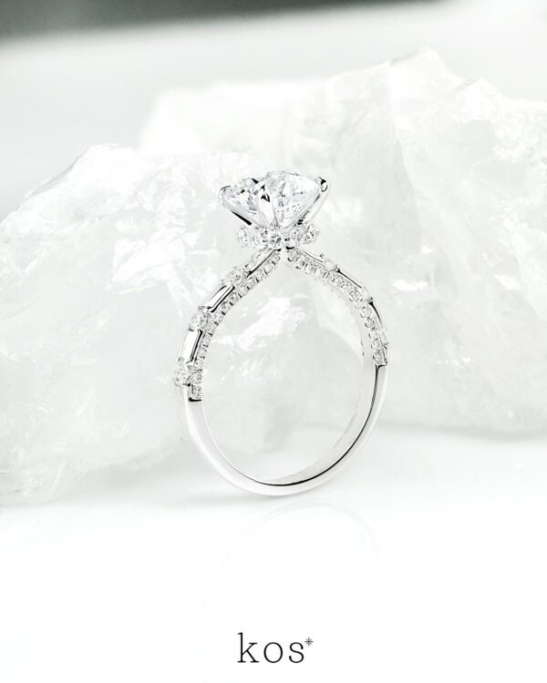 แหวนหมั้นเพชรเม็ดเดี่ยวดีไซน์โมเดิร์น ตัวเรือนทองคำขาว ฝังเพชรตลอดก้าน