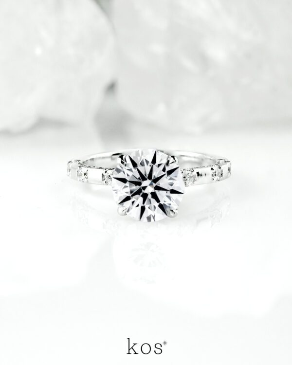 แหวนหมั้นเพชรเม็ดเดี่ยวดีไซน์โมเดิร์น ตัวเรือนทองคำขาว ฝังเพชรตลอดก้าน