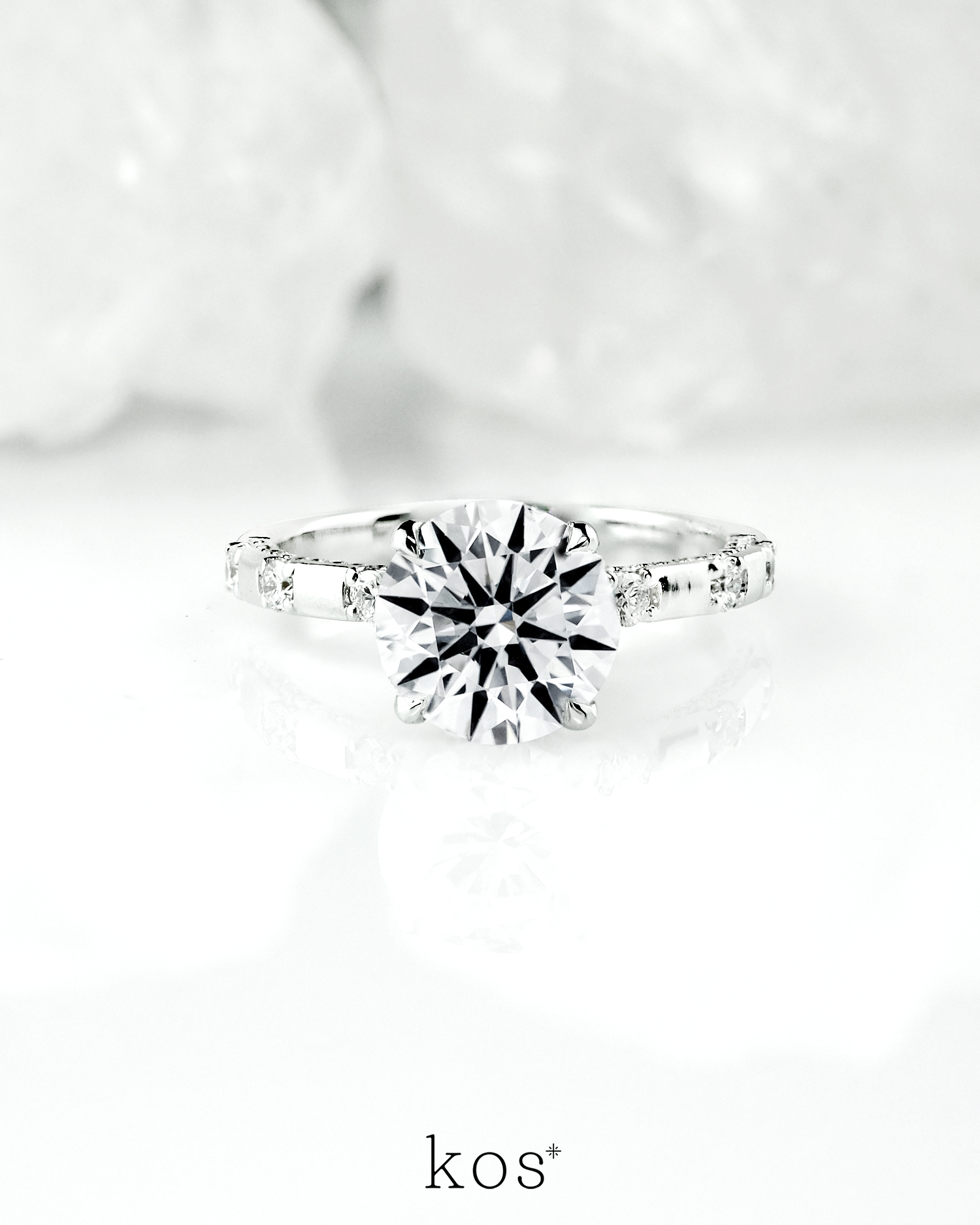 แหวนหมั้นเพชรเม็ดเดี่ยวดีไซน์โมเดิร์น ตัวเรือนทองคำขาว ฝังเพชรตลอดก้าน