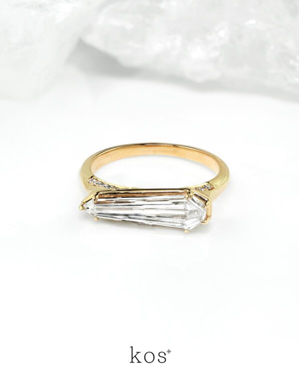 แหวนหมั้นเพชรทรงสี่เหลี่ยม Unique Cut ตัวเรือนทองคำแท้ ดีไซน์โมเดิร์น