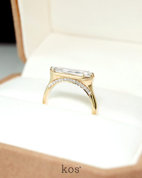 แหวนหมั้นเพชรทรงสี่เหลี่ยม Unique Cut ตัวเรือนทองคำแท้ ดีไซน์โมเดิร์น