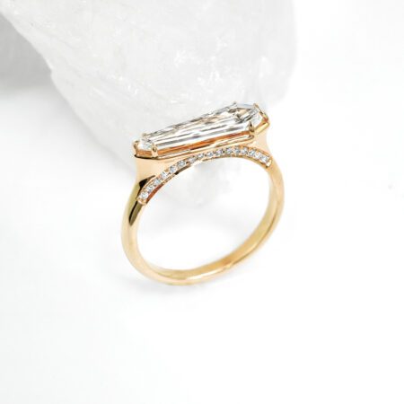 แหวนหมั้นเพชรทรงสี่เหลี่ยม Unique Cut ตัวเรือนทองคำแท้ ดีไซน์โมเดิร์น