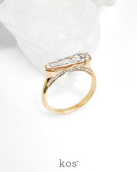 แหวนหมั้นเพชรทรงสี่เหลี่ยม Unique Cut ตัวเรือนทองคำแท้ ดีไซน์โมเดิร์น