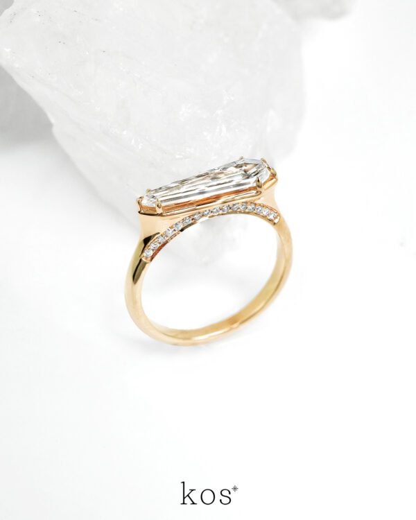 แหวนหมั้นเพชรทรงสี่เหลี่ยม Unique Cut ตัวเรือนทองคำแท้ ดีไซน์โมเดิร์น