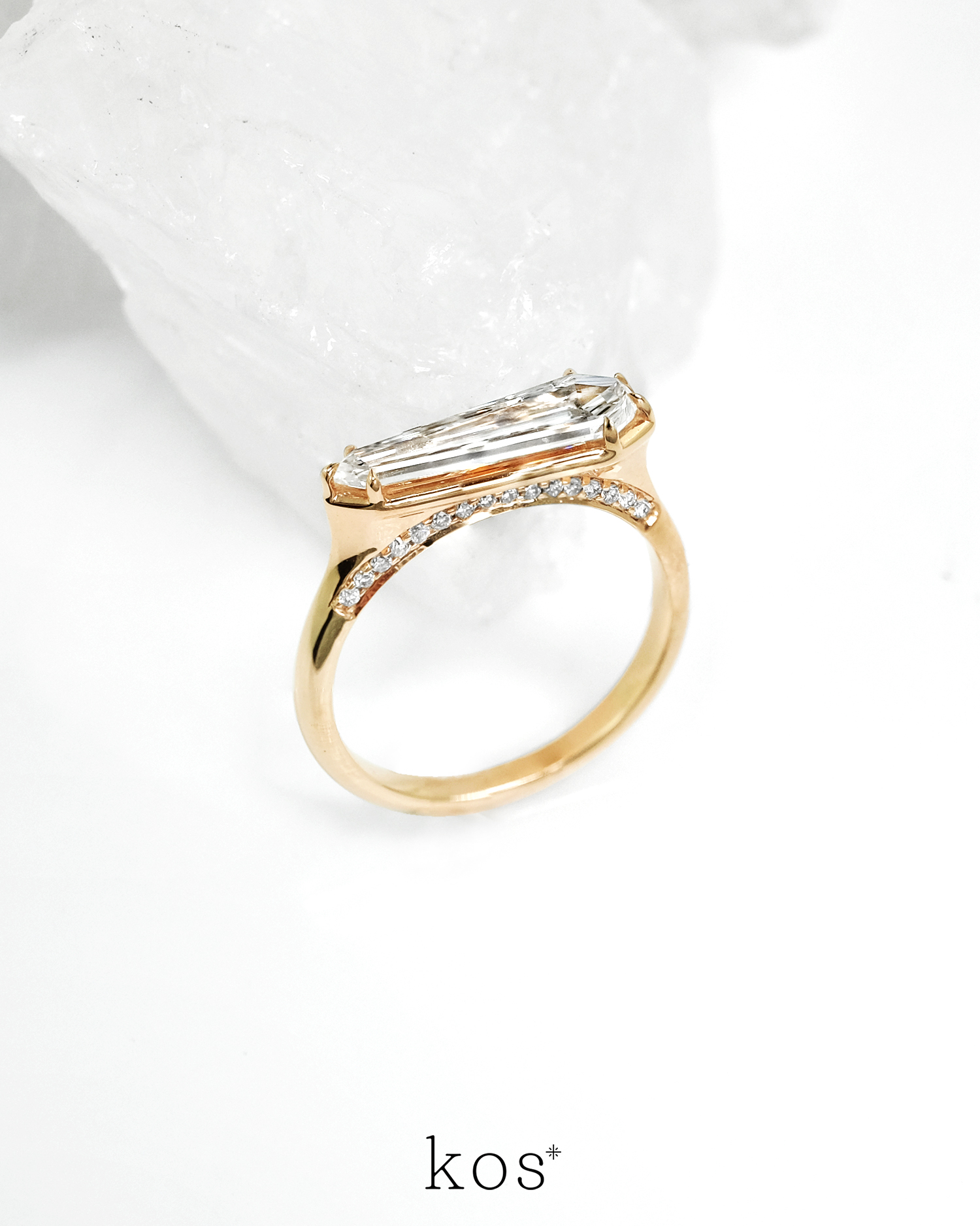 แหวนหมั้นเพชรทรงสี่เหลี่ยม Unique Cut ตัวเรือนทองคำแท้ ดีไซน์โมเดิร์น