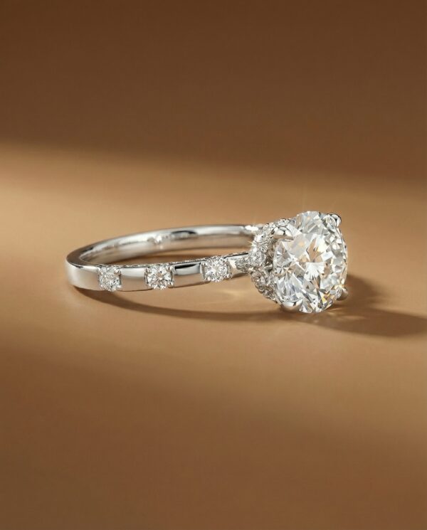 แหวนเพชรกลม ดีไซน์ทันสมัย มีฟังเพชรรอบตัวเรือน