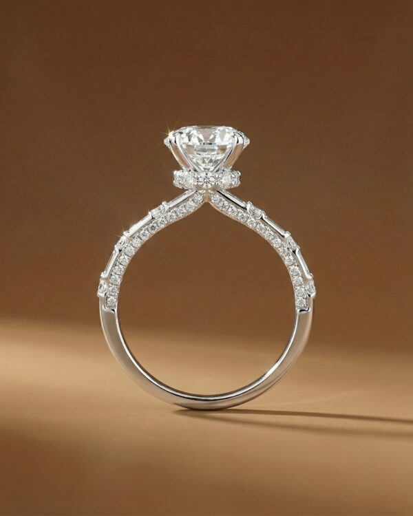 แหวนเพชรกลม ดีไซน์ทันสมัย มีฟังเพชรรอบตัวเรือน