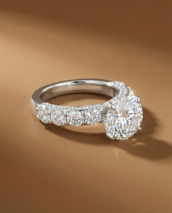 แหวนหมั้นเพชร Starlight Pave & Side-Stone จาก Kos Jewelry, ภาพแหวนหมั้นหรูหราทรงบ่าไขว้ประดับเพชรเม็ดเดี่ยวและเพชร Pave