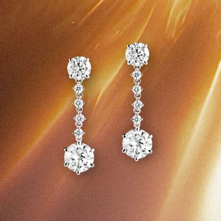 ต่างหูระย้า โดยใช้เพชรกลมดีไซน์ให้ดูทันสมัย