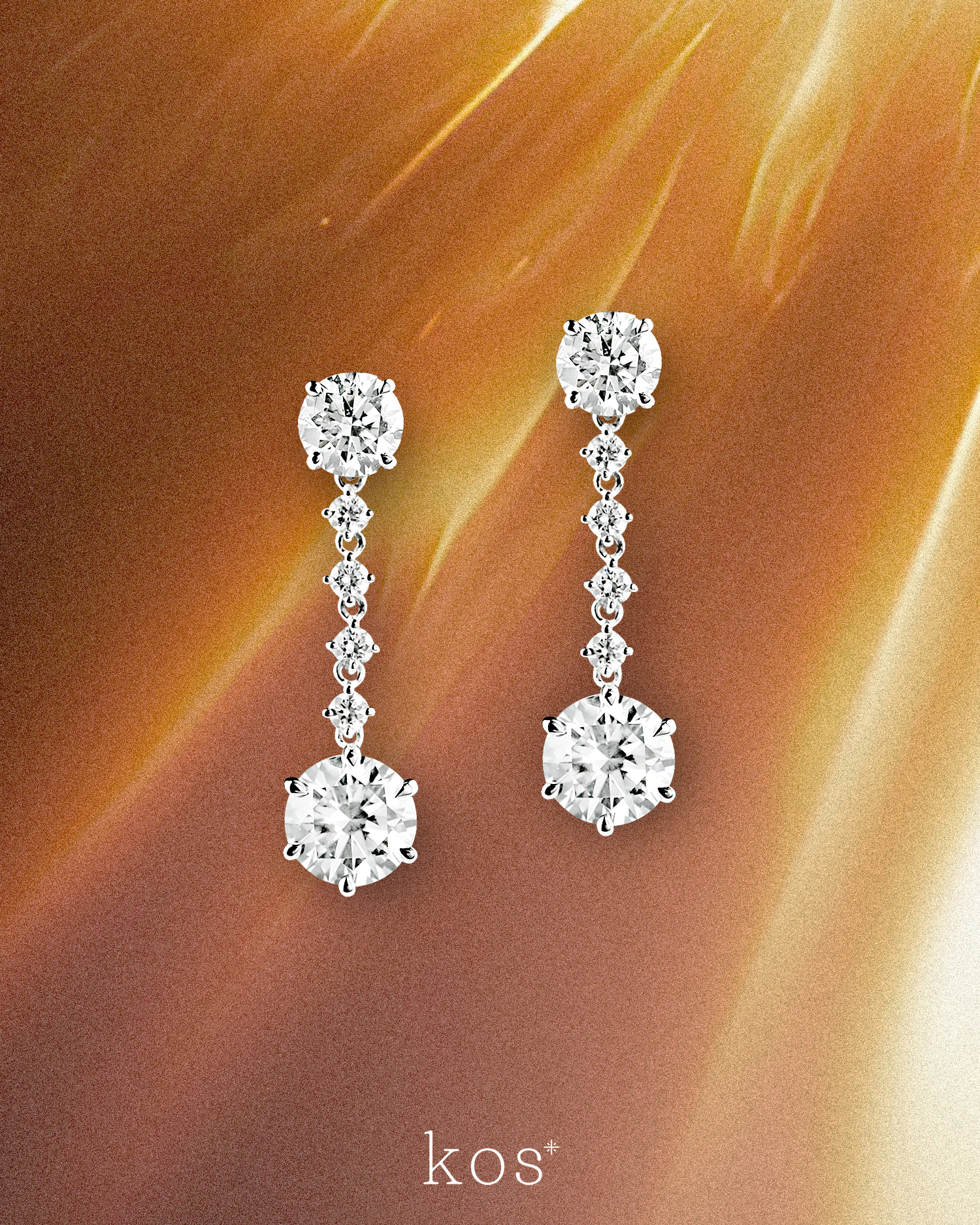 ต่างหูระย้า โดยใช้เพชรกลมดีไซน์ให้ดูทันสมัย