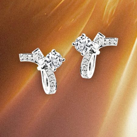 ต่างหูเพชรแท้ kos ดีไซน์รูปโบว์ริบบิ้น โอบล้อมเพชรกลมเม็ดเดี่ยว สไตล์ทันสมัย