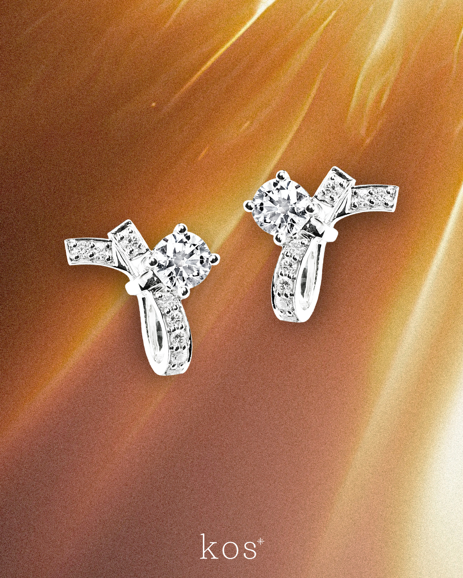 ต่างหูเพชรแท้ kos ดีไซน์รูปโบว์ริบบิ้น โอบล้อมเพชรกลมเม็ดเดี่ยว สไตล์ทันสมัย