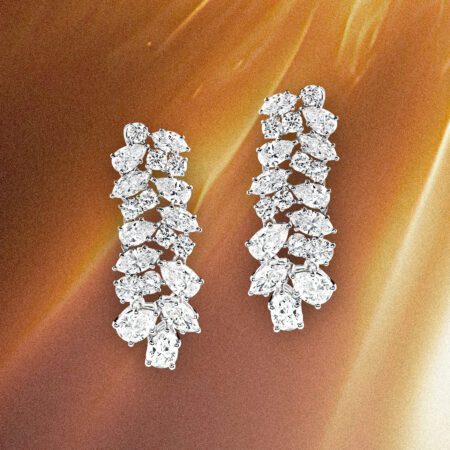 ต่างหูเพชรระย้าดีไซน์ช่อเพชรจาก Kos ประกอบด้วยเพชรทรงหยดน้ำและทรงกลมหลายเม็ดบนตัวเรือนสีขาว สำหรับใส่ออกงานหรู