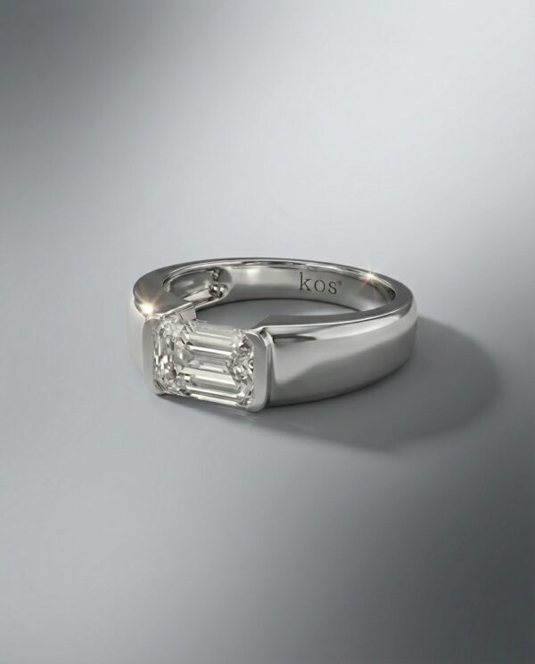 แหวนเพชร Emerald Cut ดีไซน์แนวนอน ตัวเรือนสีเงินขัดด้าน