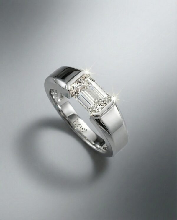 แหวนเพชร Emerald Cut ดีไซน์แนวนอน ตัวเรือนสีเงินขัดด้าน