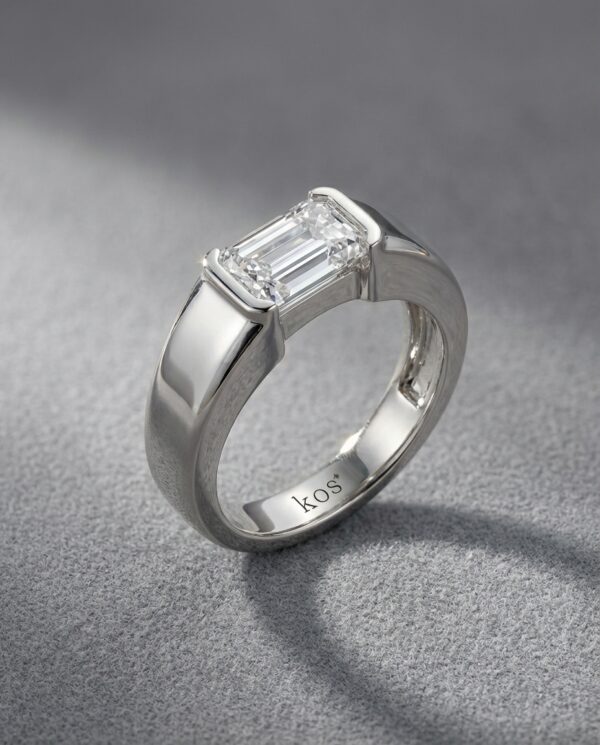 แหวนเพชร Emerald Cut ดีไซน์แนวนอน ตัวเรือนสีเงินขัดด้าน