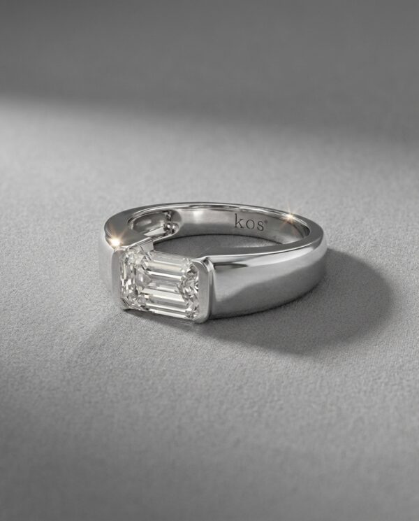 แหวนเพชร Emerald Cut ดีไซน์แนวนอน ตัวเรือนสีเงินขัดด้าน