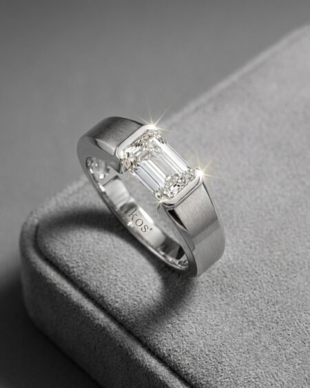 แหวนเพชร Emerald Cut ดีไซน์แนวนอน ตัวเรือนสีเงินขัดด้าน