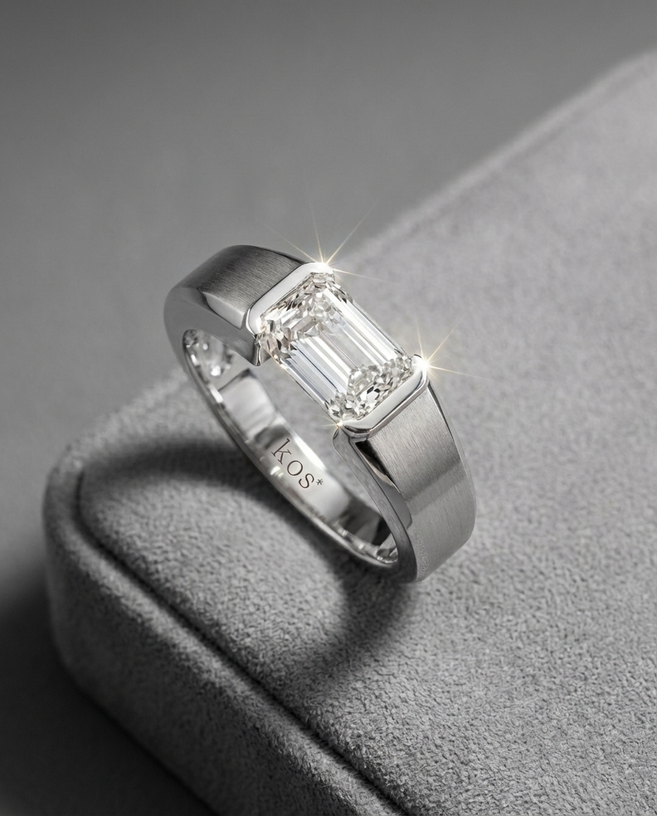 แหวนเพชร Emerald Cut ดีไซน์แนวนอน ตัวเรือนสีเงินขัดด้าน