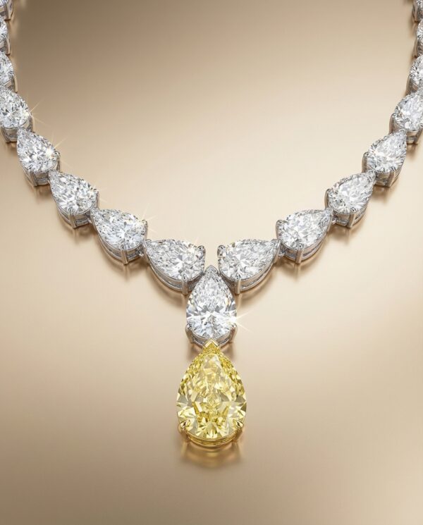 สร้อยคอเพชรทรงหยดน้ำประดับเพชรสีเหลือง Fancy Yellow Diamond ดีไซน์หรู