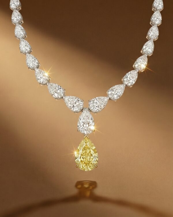 สร้อยคอเพชรทรงหยดน้ำประดับเพชรสีเหลือง Fancy Yellow Diamond ดีไซน์หรู